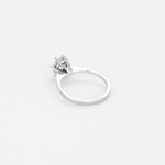 Bague solitaire en or gris et diamant 0.70 carat environ.