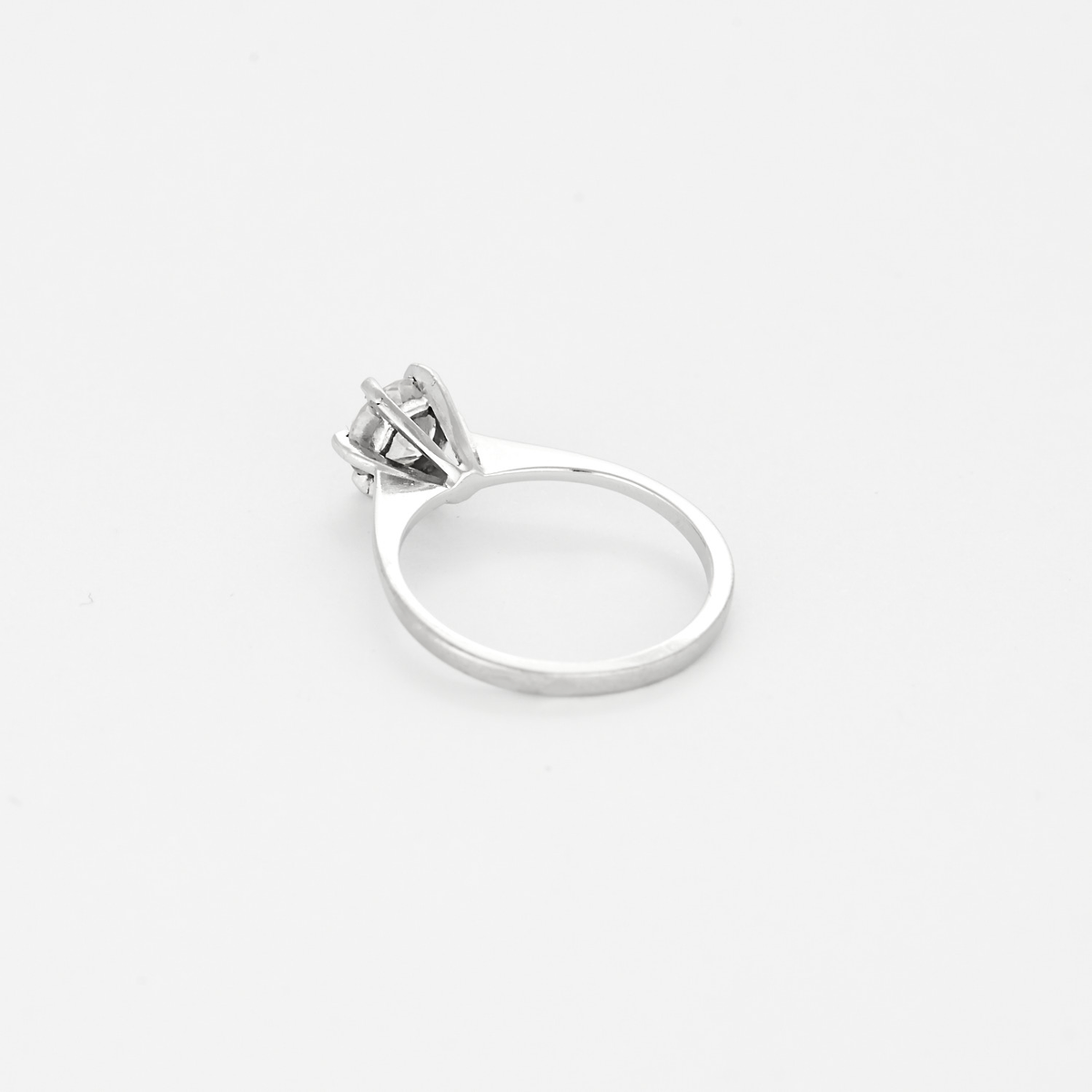 Bague solitaire en or gris et diamant 0.70 carat environ.