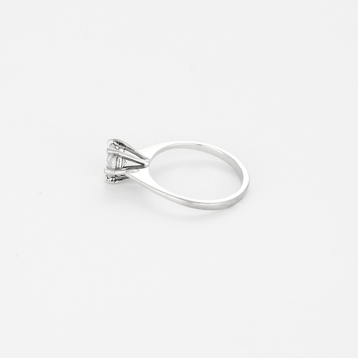 Bague solitaire en or gris et diamant 0.70 carat environ.