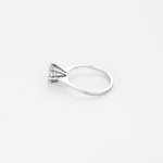 Bague solitaire en or gris et diamant 0.70 carat environ.