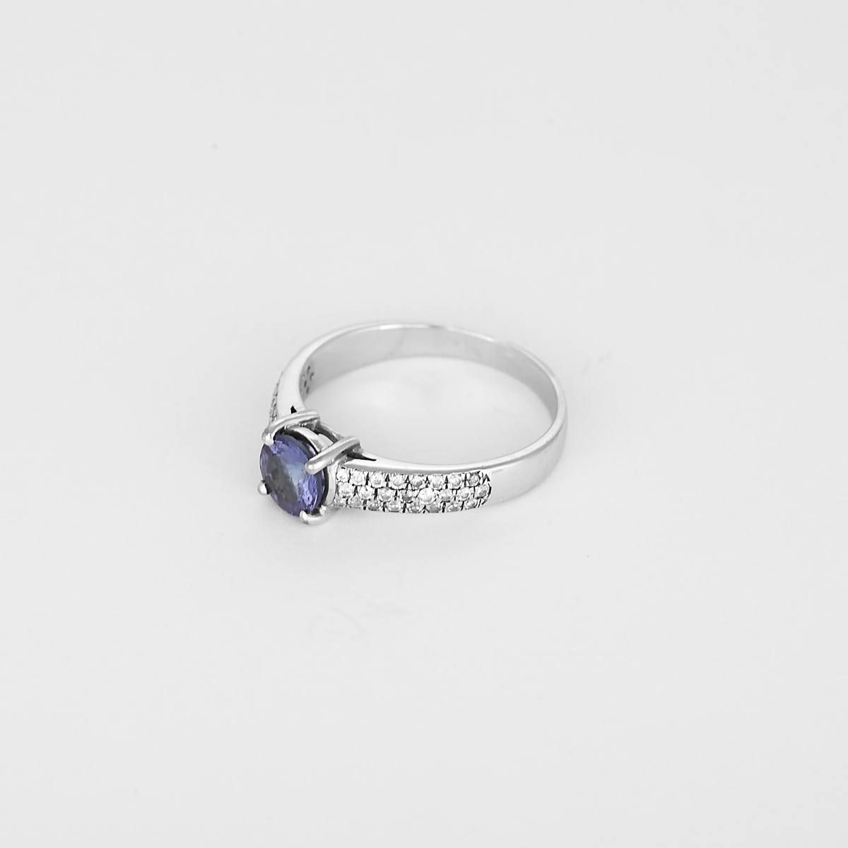 Élégante bague Solitaire en or blanc, tanzanite et diamants