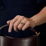 Élégante bague en or jaune, émeraude et diamants : 0,35 carat