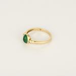 Élégante bague en or jaune, émeraude et diamants : 0,35 carat