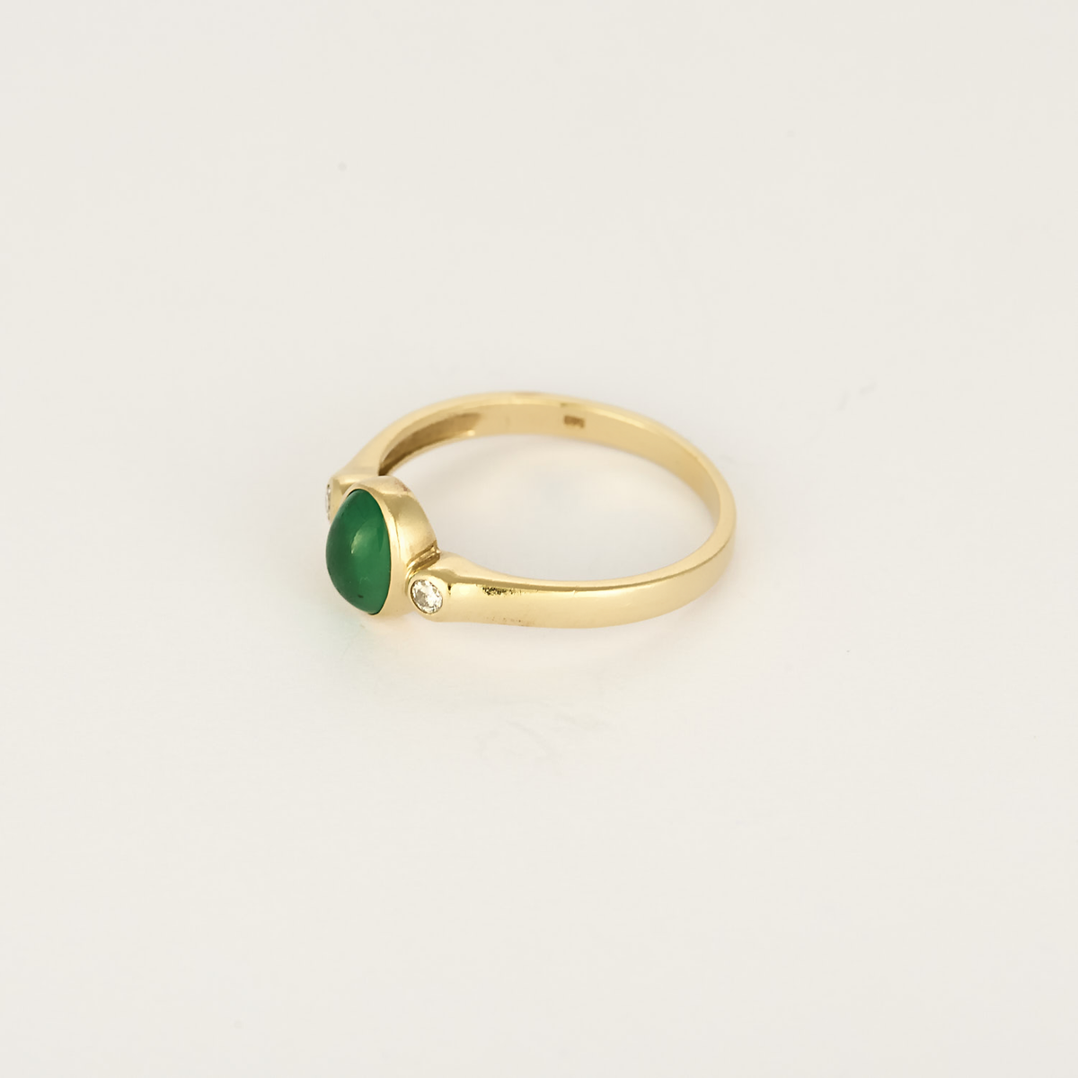 Élégante bague en or jaune, émeraude et diamants : 0,35 carat