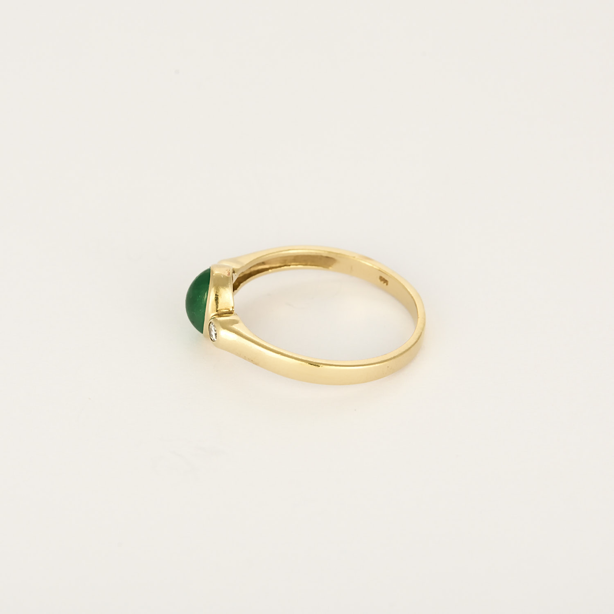 Élégante bague en or jaune, émeraude et diamants : 0,35 carat