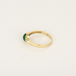 Élégante bague en or jaune, émeraude et diamants : 0,35 carat