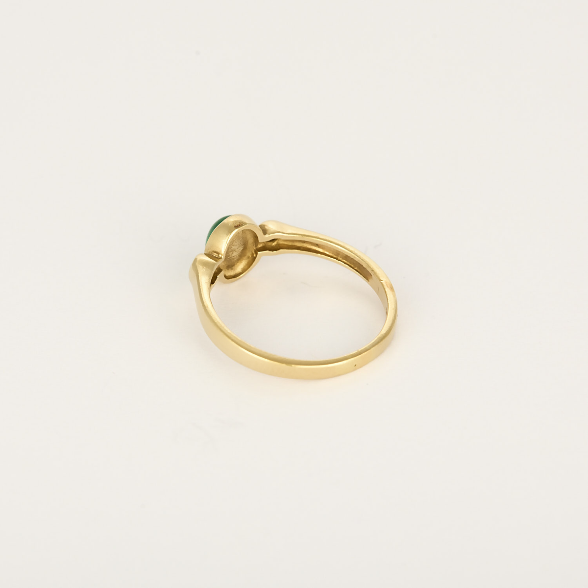 Élégante bague en or jaune, émeraude et diamants : 0,35 carat