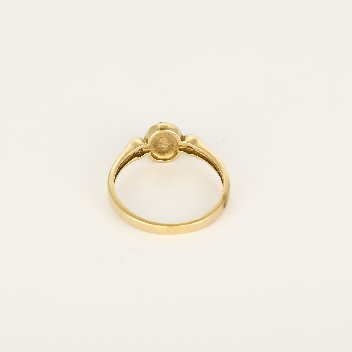 Élégante bague en or jaune, émeraude et diamants : 0,35 carat