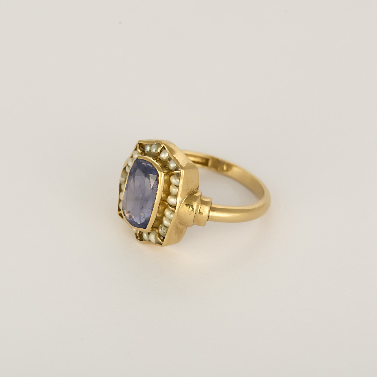 Bague en or jaune, saphir : 2 carats et perles blanches de semences
