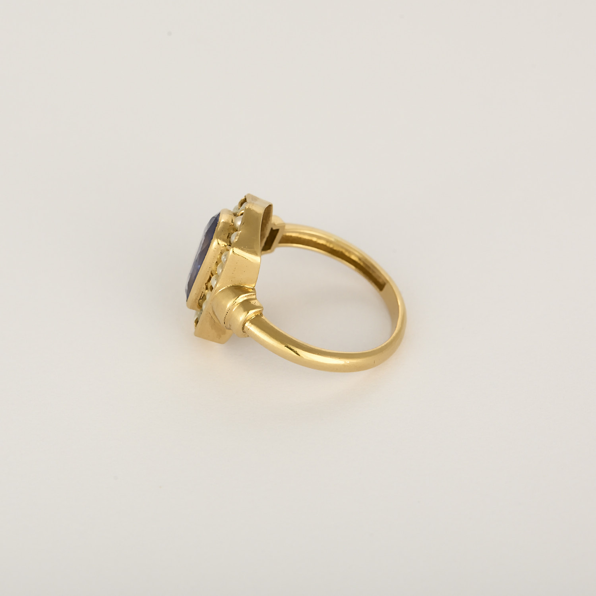 Bague en or jaune, saphir : 2 carats et perles blanches de semences