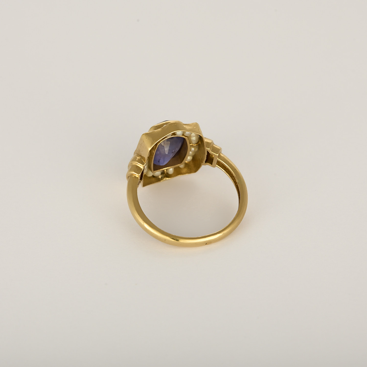 Bague en or jaune, saphir : 2 carats et perles blanches de semences