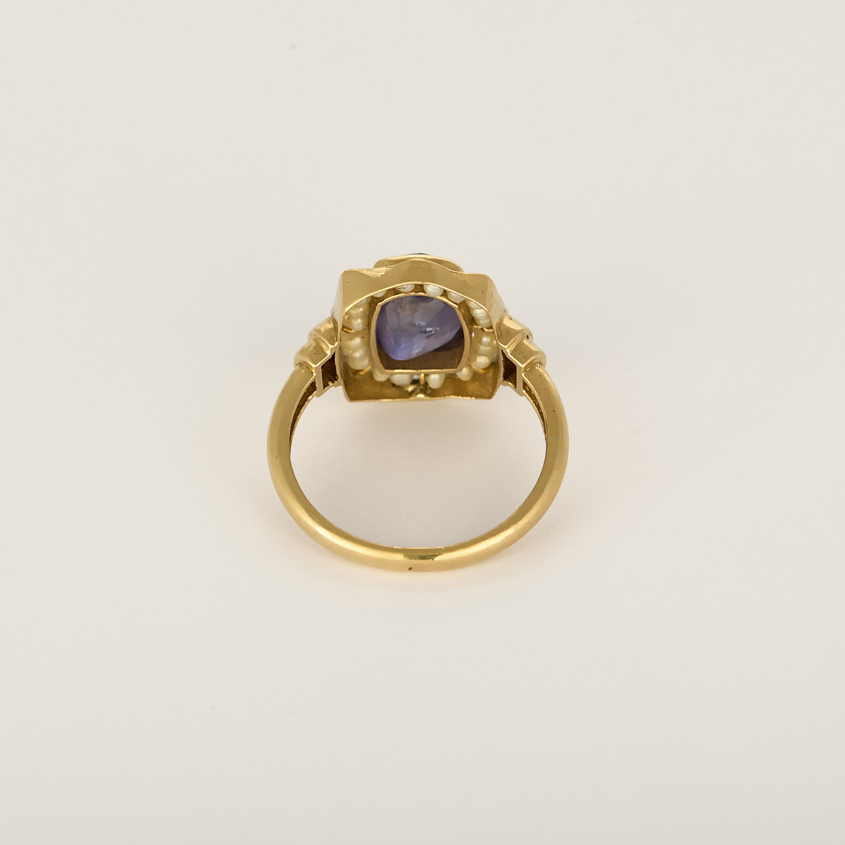 Bague en or jaune, saphir : 2 carats et perles blanches de semences