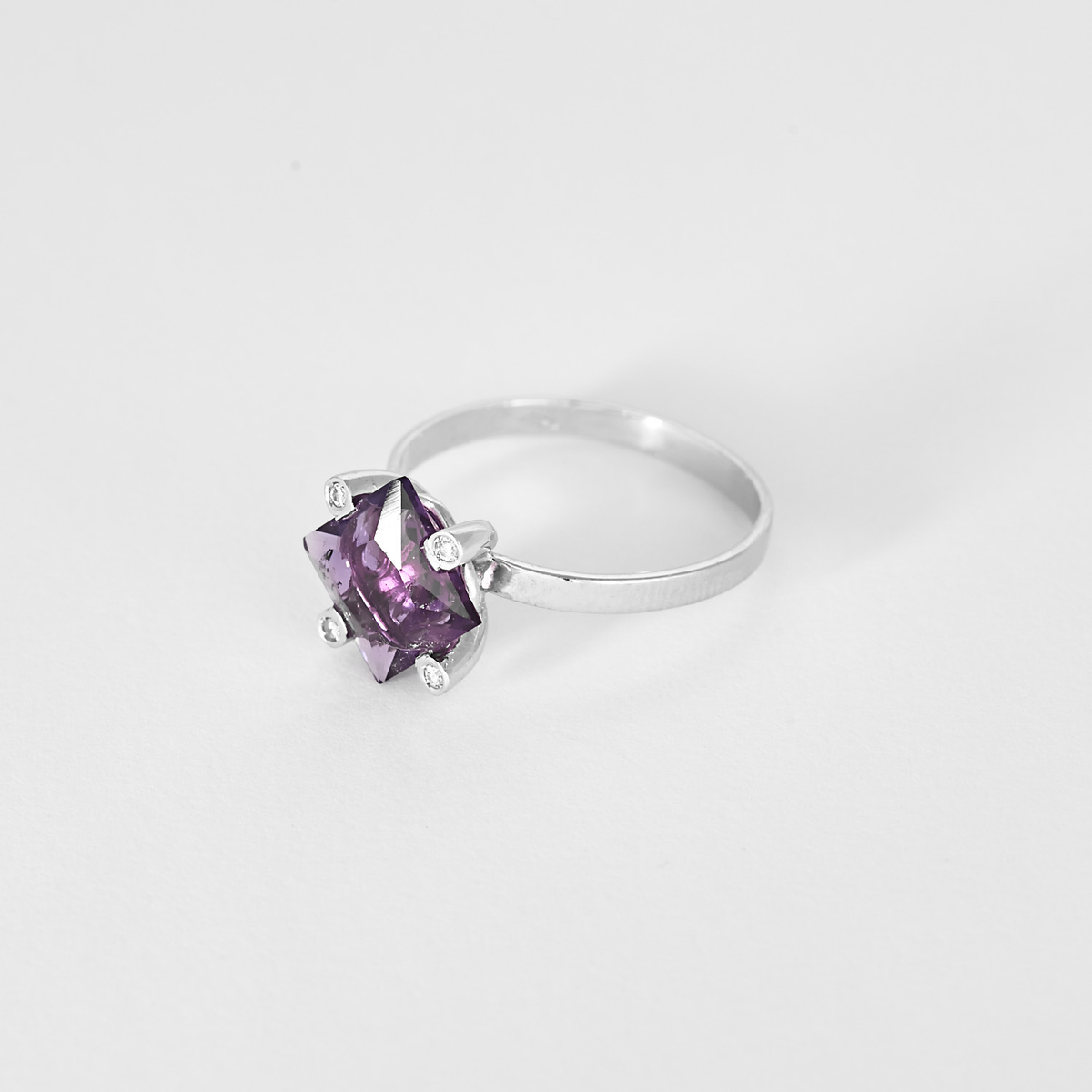 Élégante bague en or blanc, améthyste : 1,45 carat et diamants : 0,04 carat