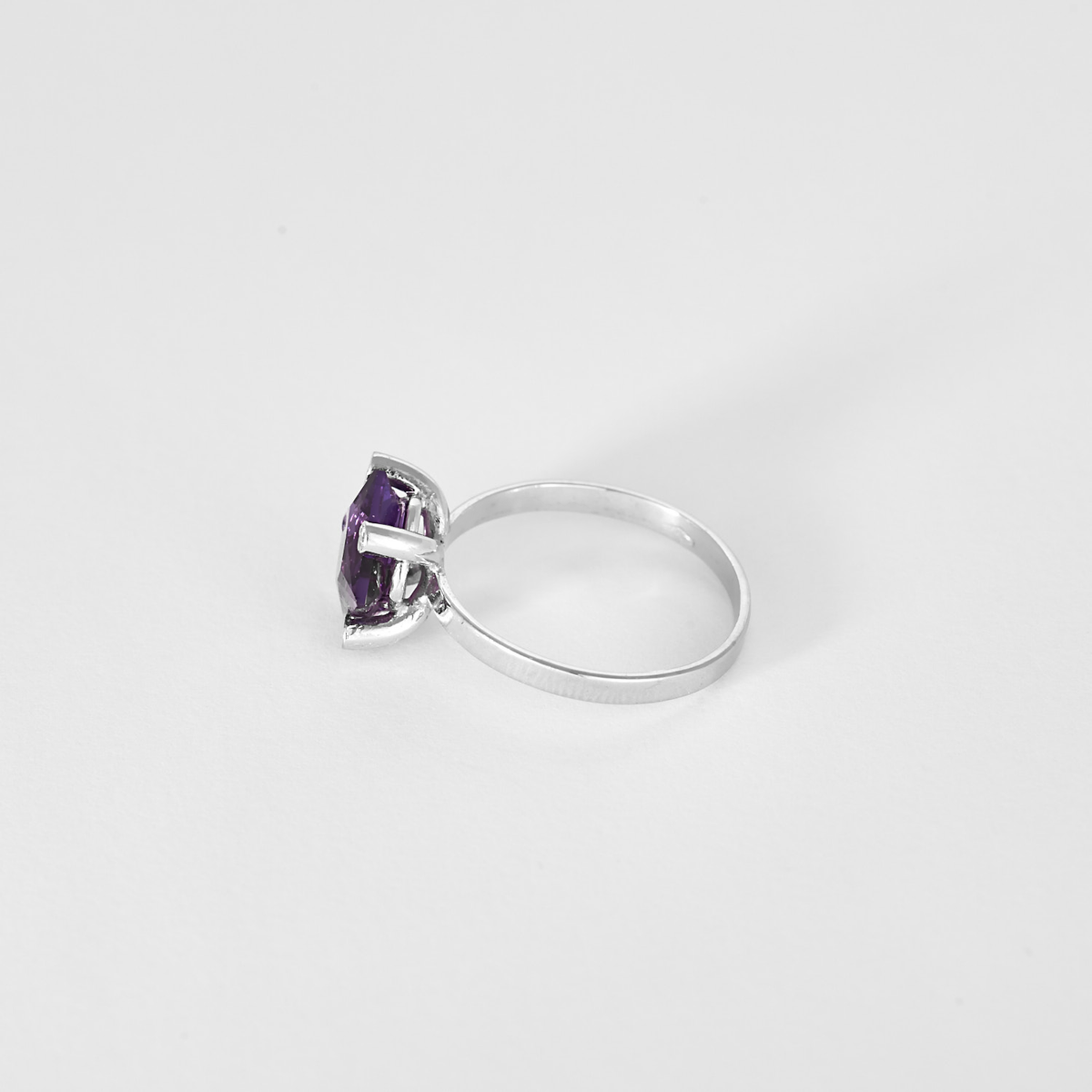 Élégante bague en or blanc, améthyste : 1,45 carat et diamants : 0,04 carat