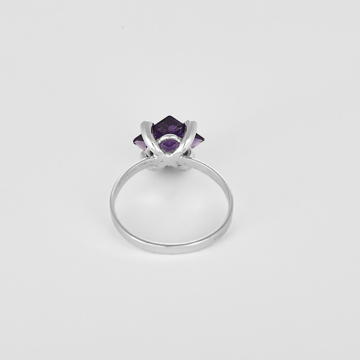 Élégante bague en or blanc, améthyste : 1,45 carat et diamants : 0,04 carat