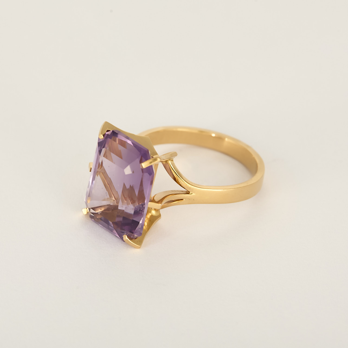 Bague cocktail en or jaune et améthyste