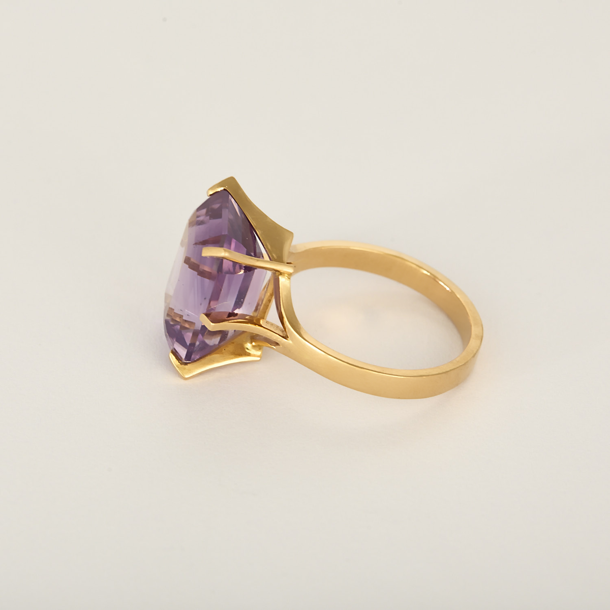 Bague cocktail en or jaune et améthyste