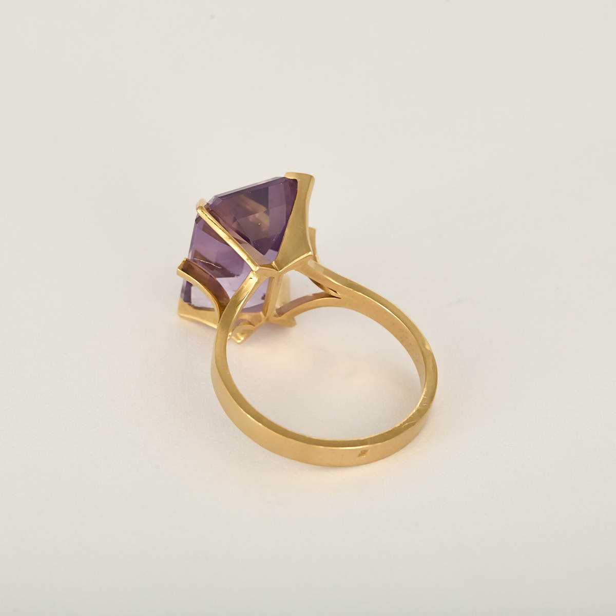 Bague cocktail en or jaune et améthyste