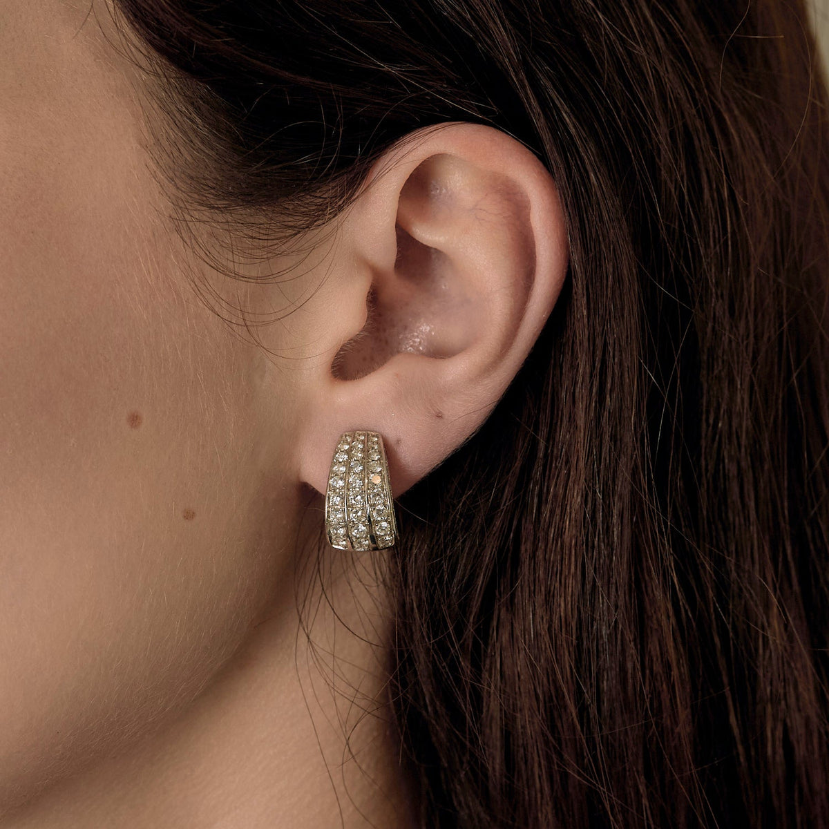 Élégantes boucles d'oreilles en or blanc et diamants : 1 carat