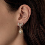 Boucles d'oreilles en or blanc, perles de cultures et diamants : 0,80 carat