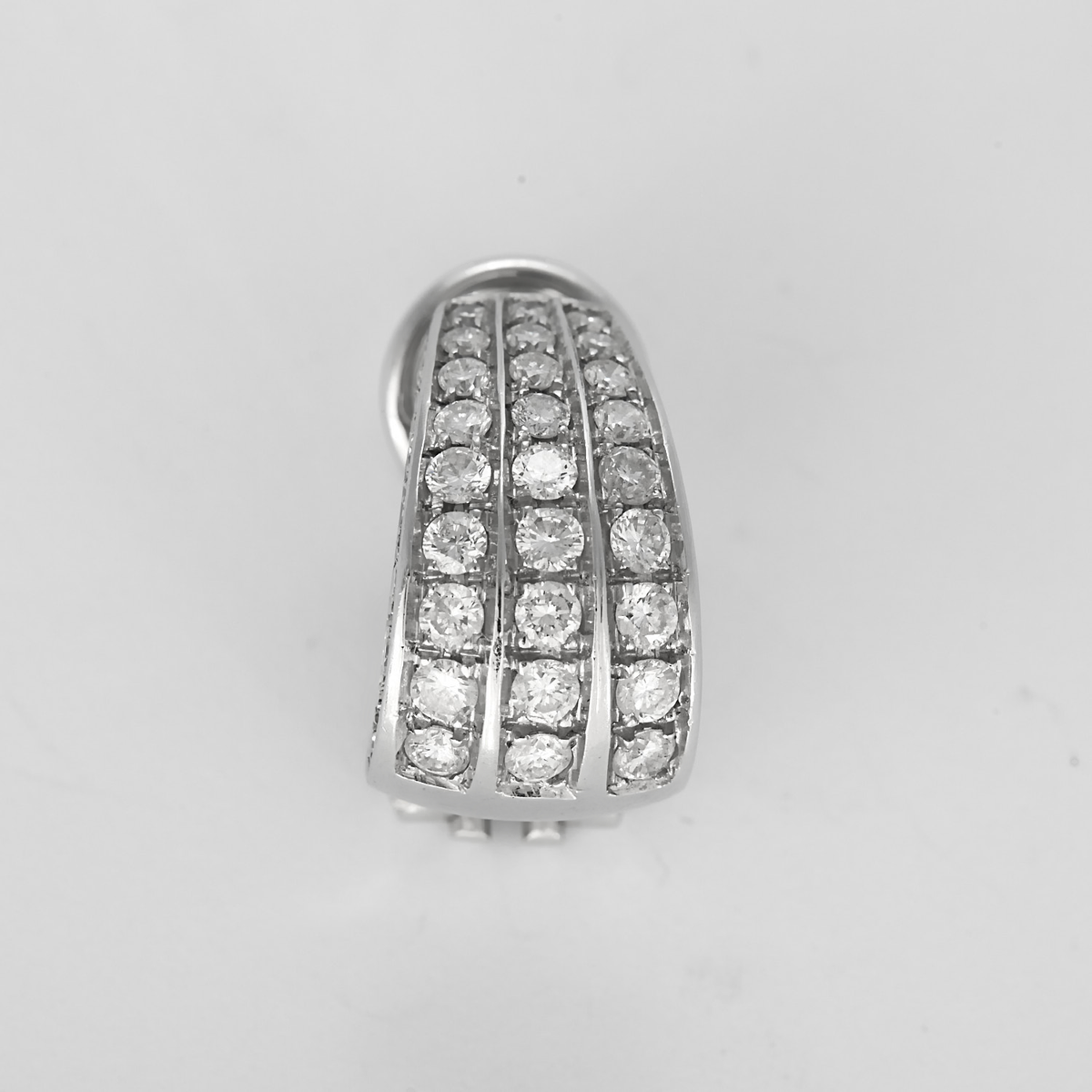 Élégantes boucles d'oreilles en or blanc et diamants : 1 carat