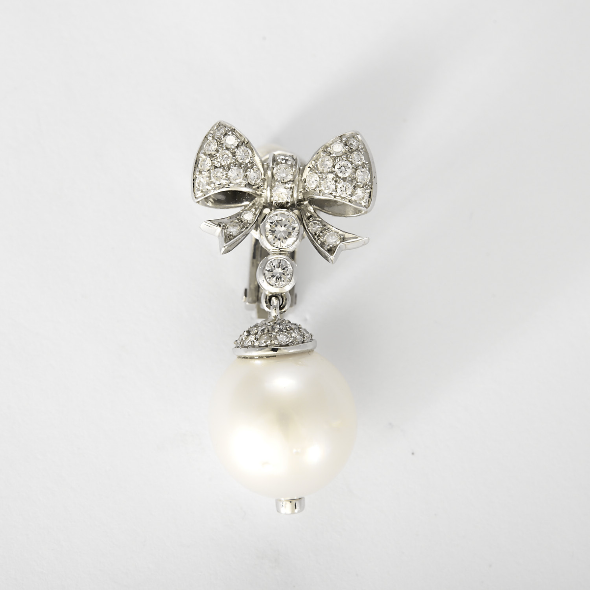Boucles d'oreilles en or blanc, perles de cultures et diamants : 0,80 carat