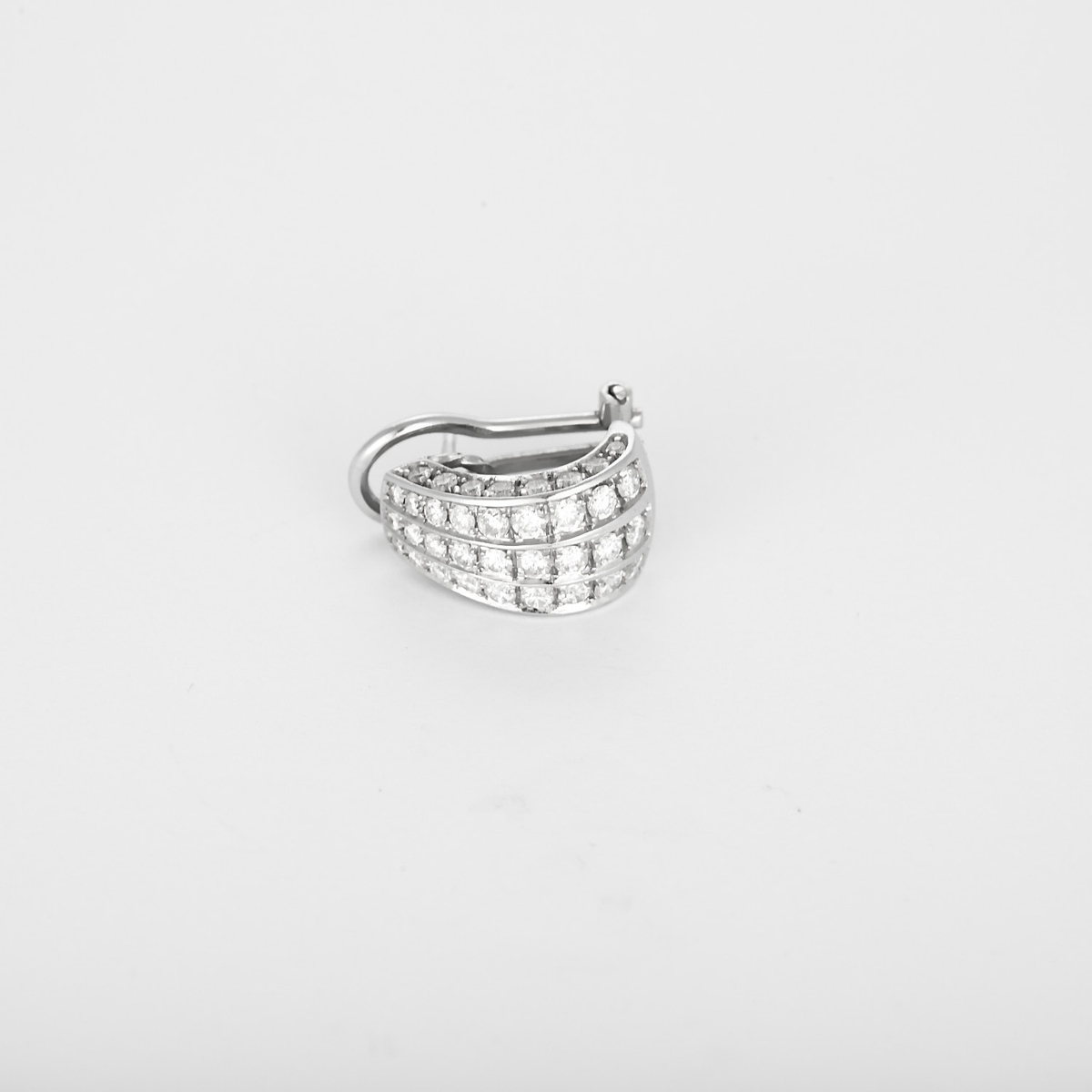 Élégantes boucles d'oreilles en or blanc et diamants : 1 carat