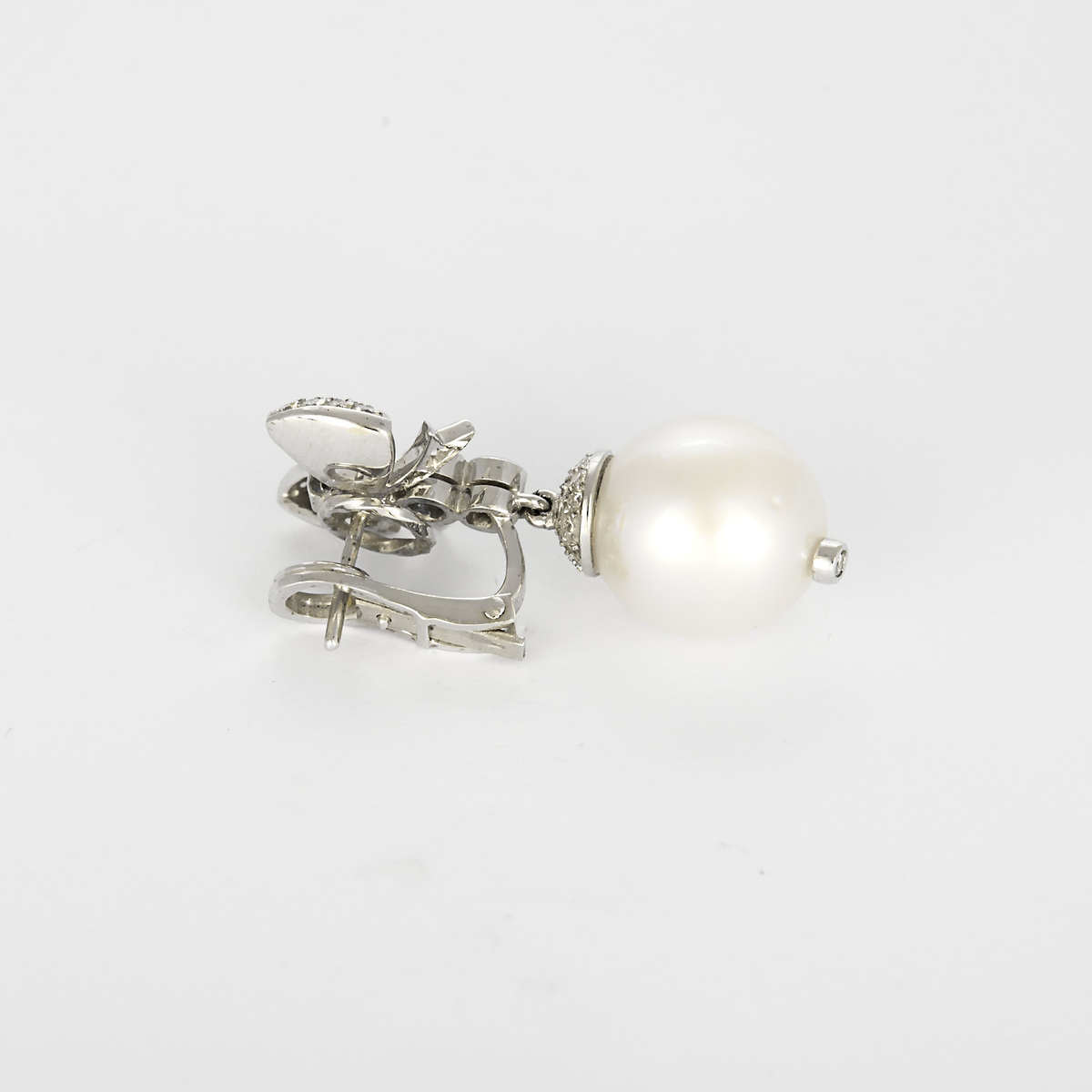 Boucles d'oreilles en or blanc, perles de cultures et diamants : 0,80 carat