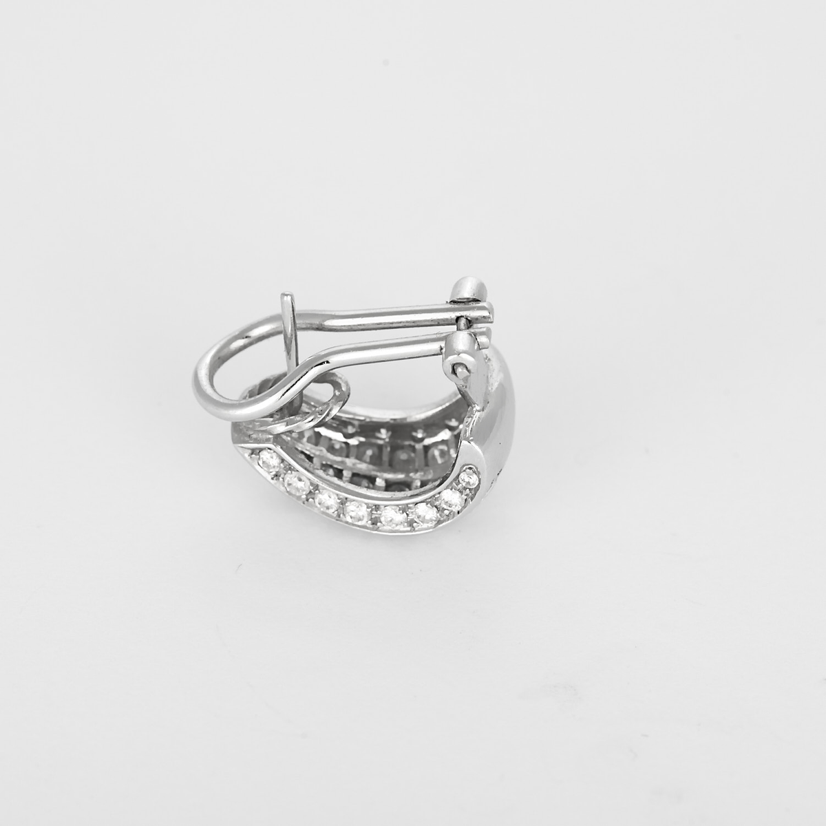 Élégantes boucles d'oreilles en or blanc et diamants : 1 carat