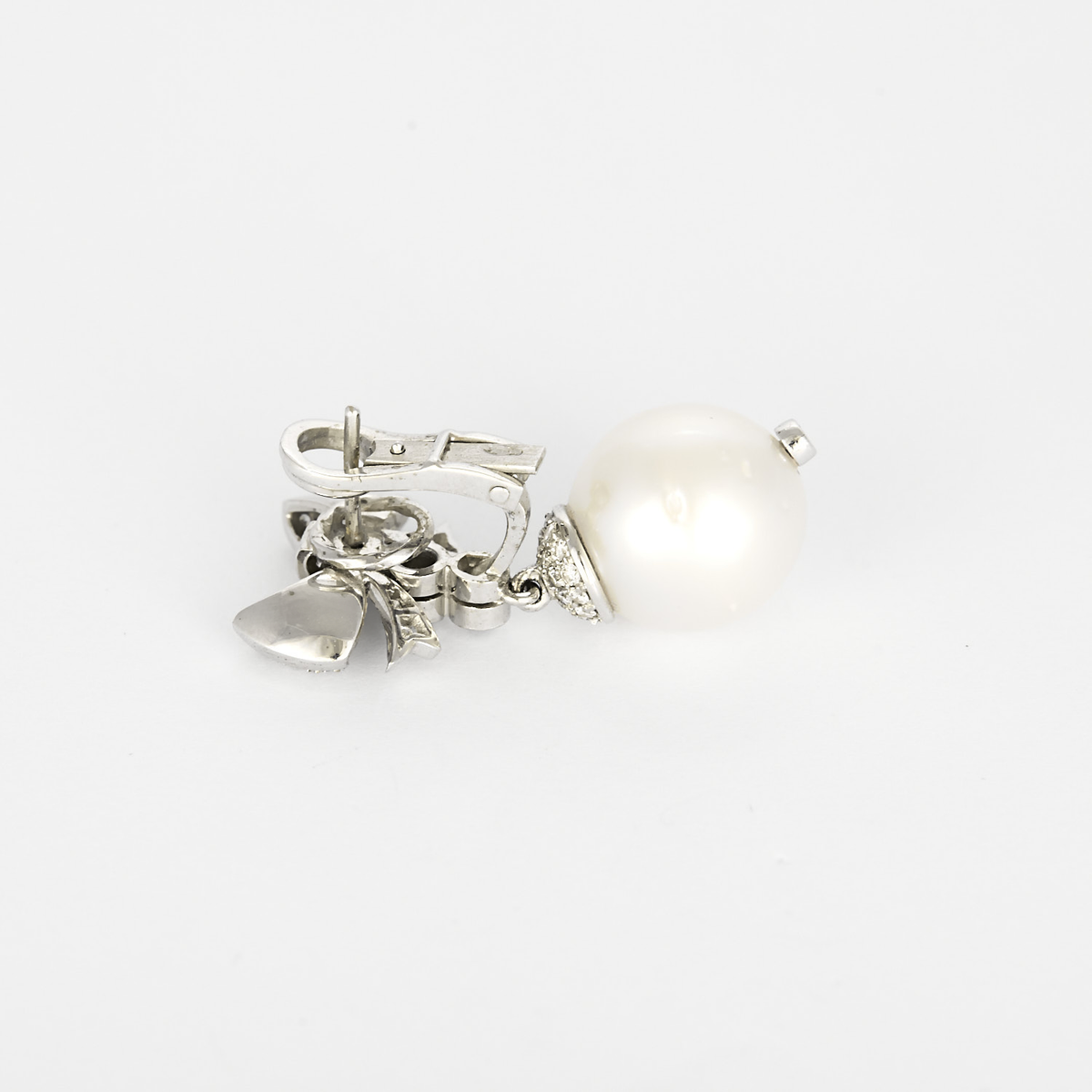Boucles d'oreilles en or blanc, perles de cultures et diamants : 0,80 carat