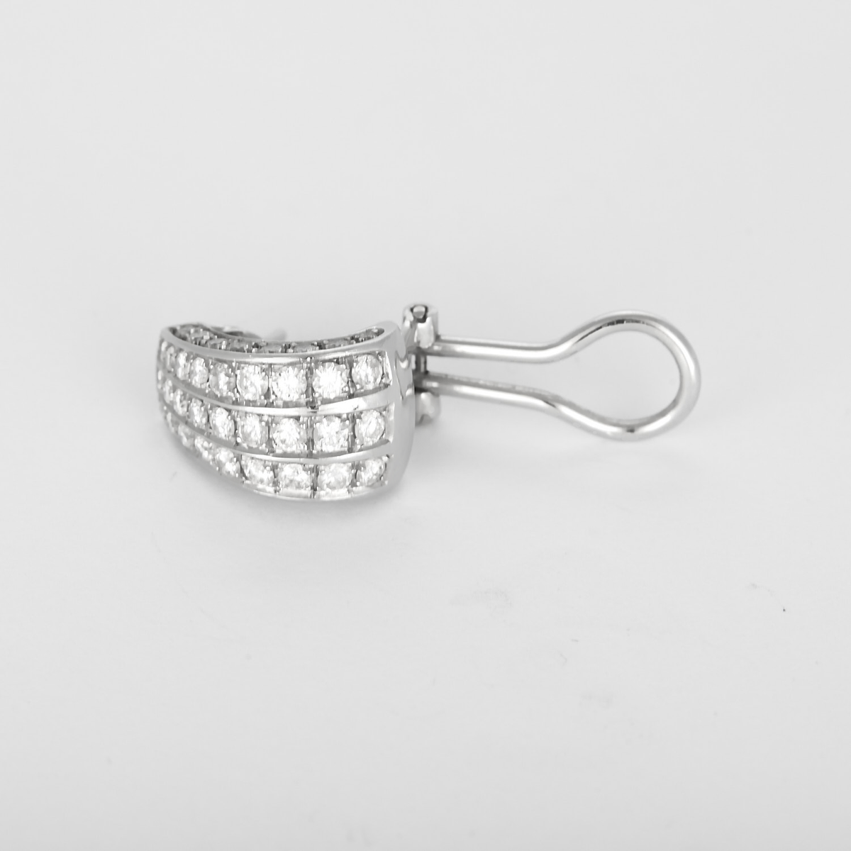 Élégantes boucles d'oreilles en or blanc et diamants : 1 carat