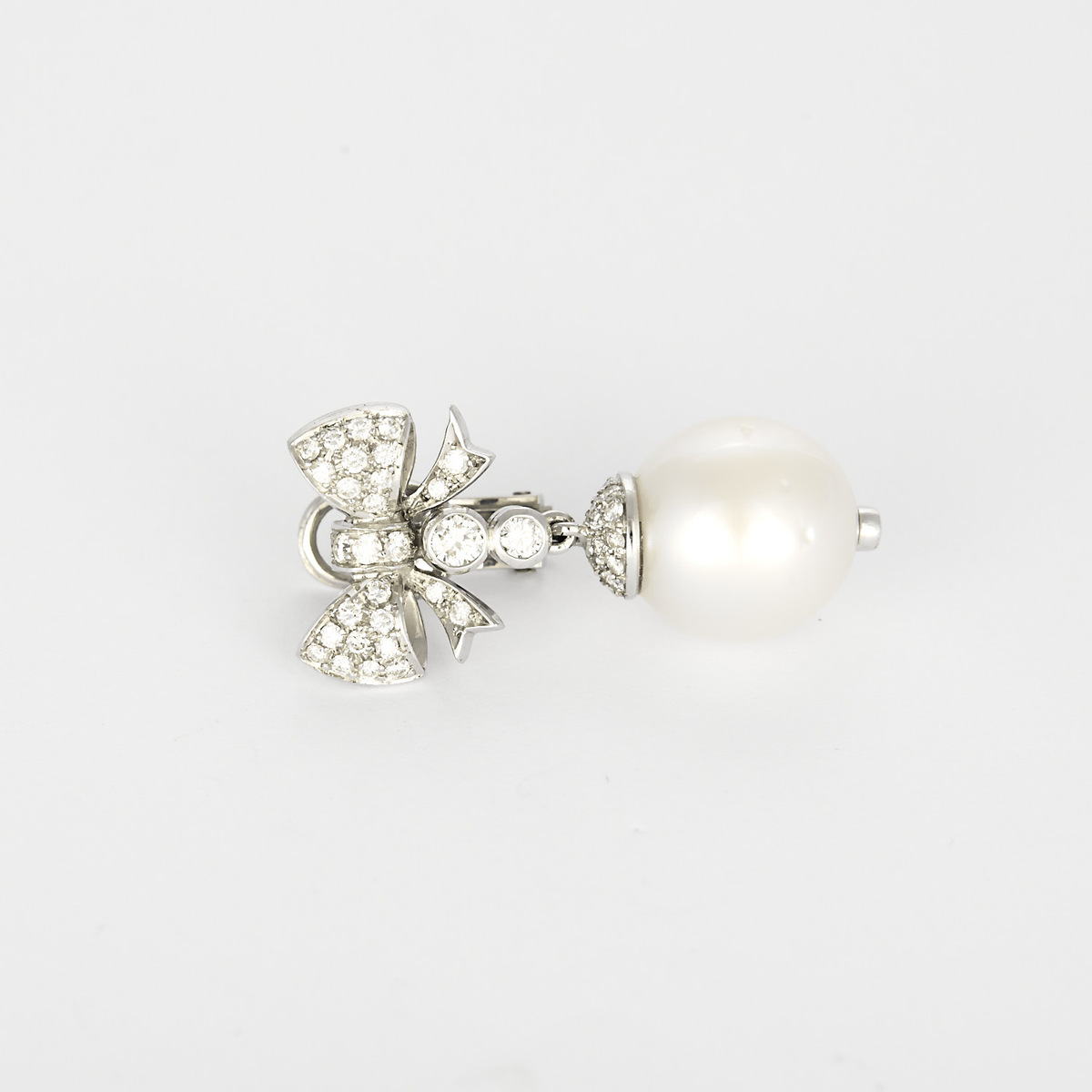 Boucles d'oreilles en or blanc, perles de cultures et diamants : 0,80 carat