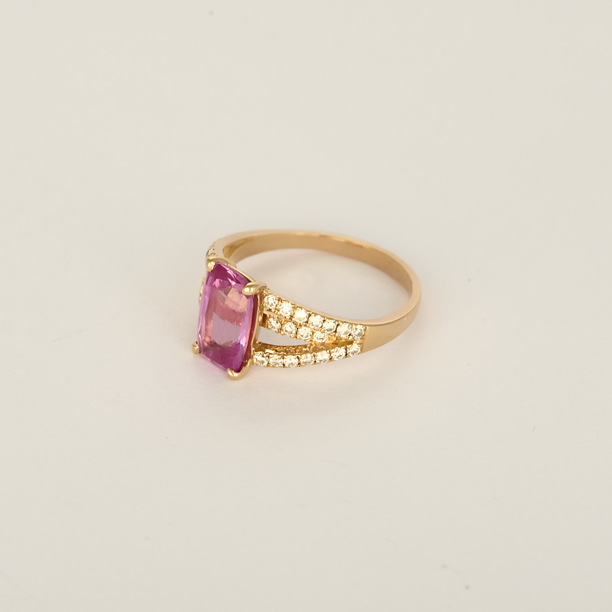 Bague en or rose, saphir rose : 1,63 carat et diamants