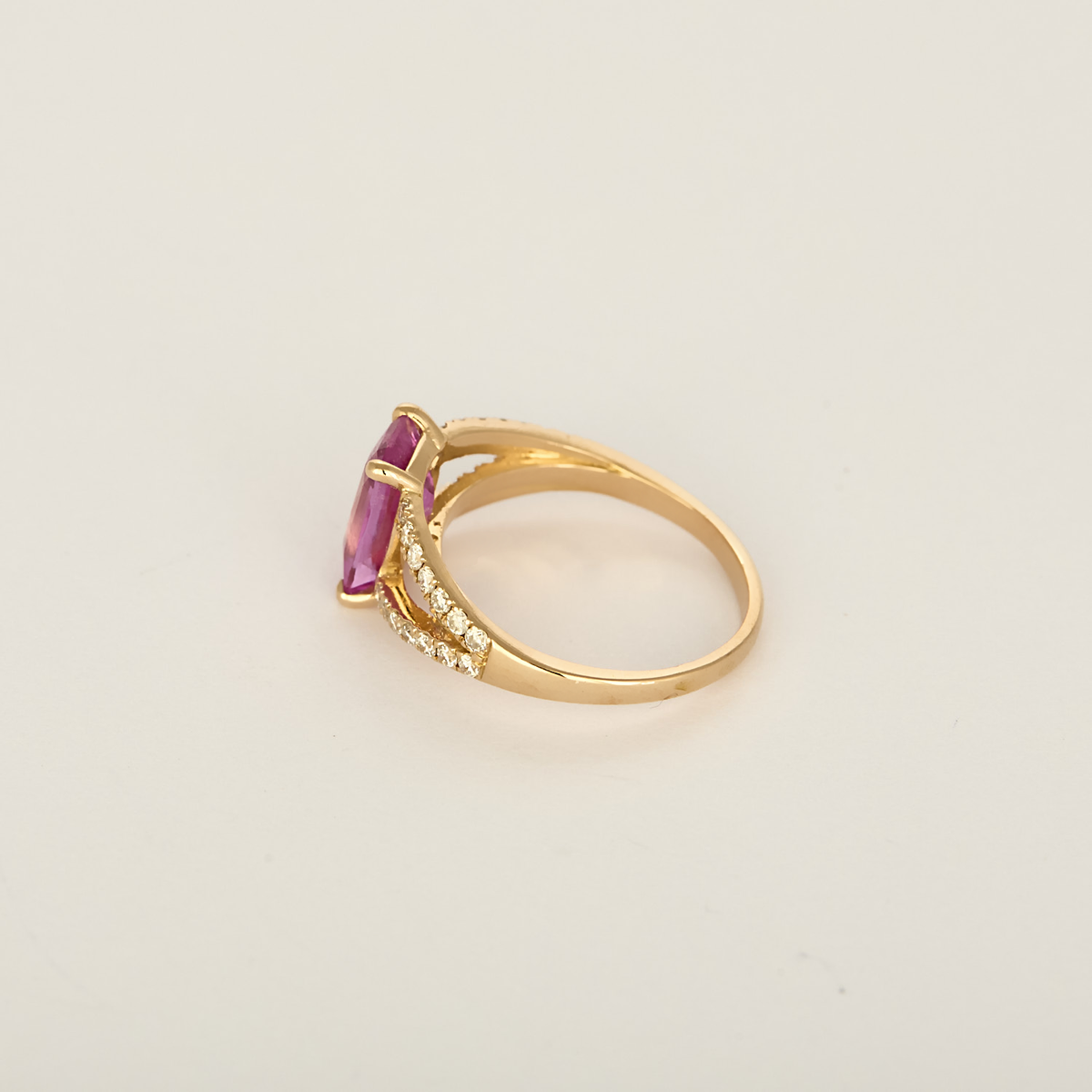 Bague en or rose, saphir rose : 1,63 carat et diamants