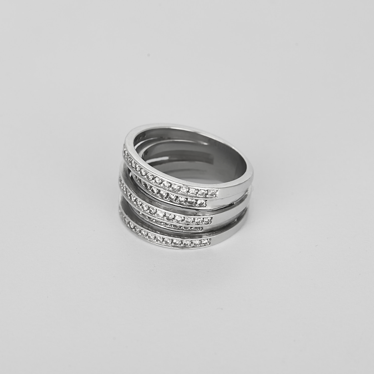 Élégante bague en or blanc et diamants : 0,90 carat