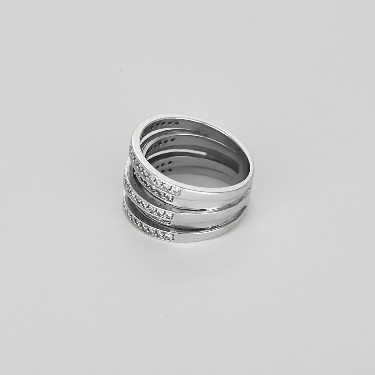 Élégante bague en or blanc et diamants : 0,90 carat