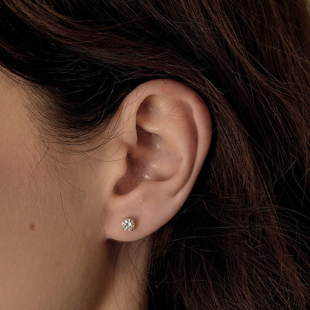 Boutons d'oreilles en or gris et diamant 0.30 carat environ