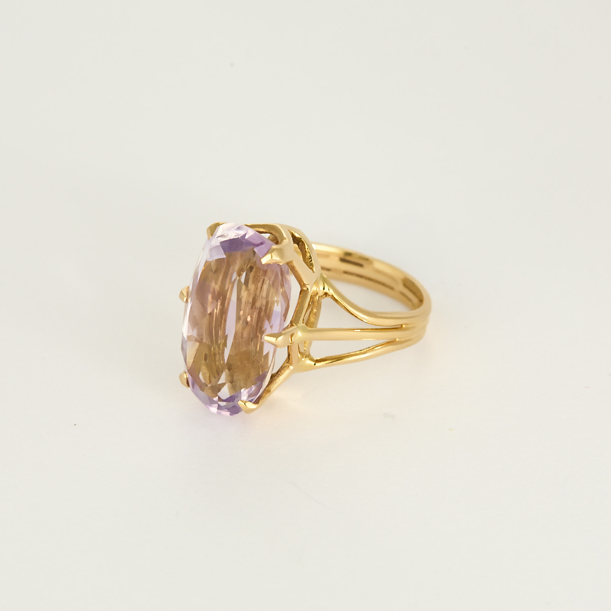 Bague cocktail en or jaune et améthyste