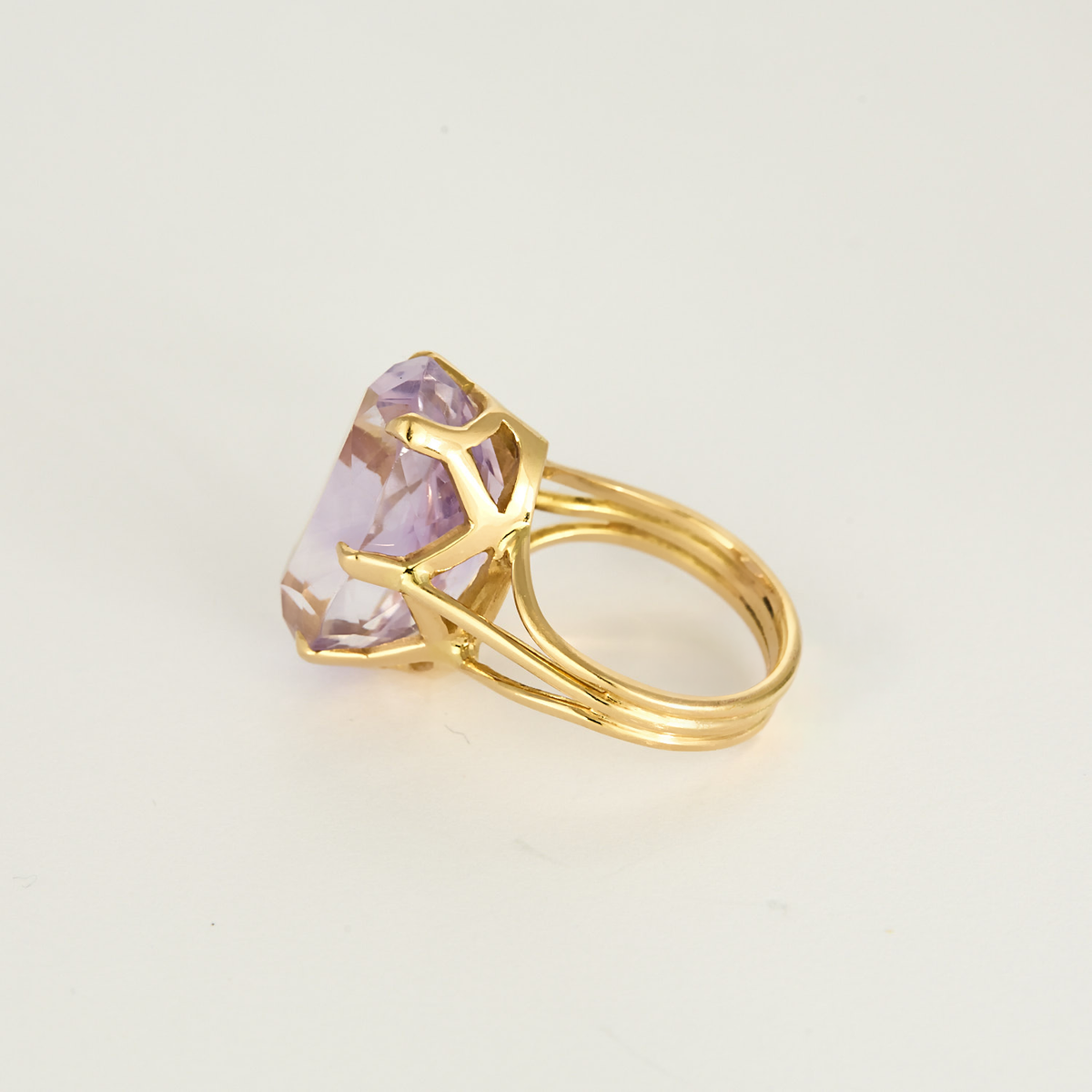 Bague cocktail en or jaune et améthyste