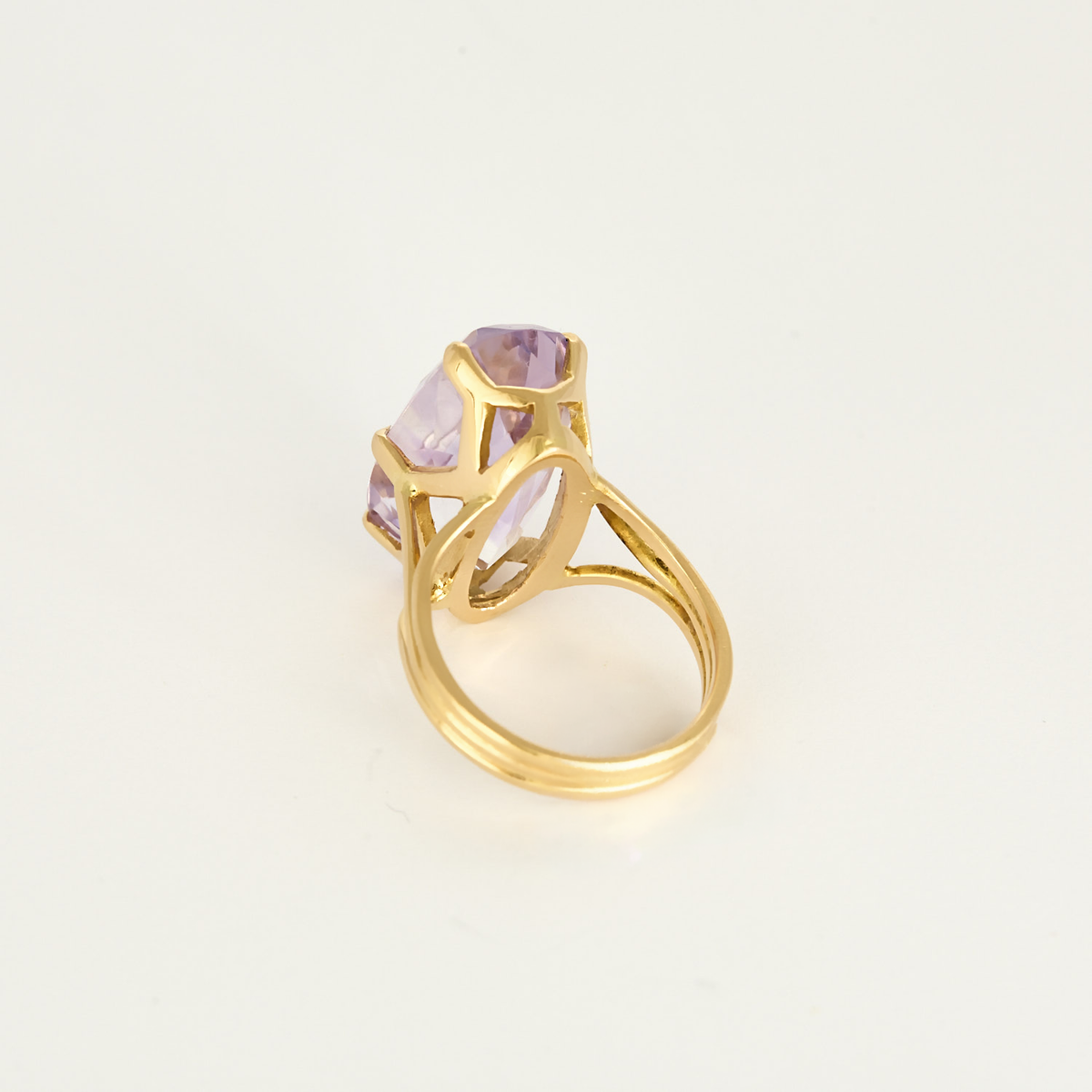 Bague cocktail en or jaune et améthyste