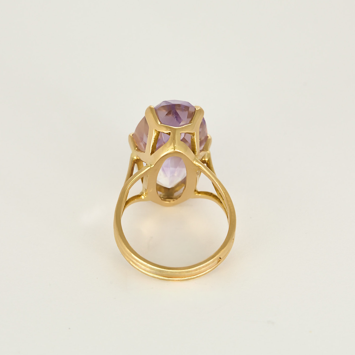Bague cocktail en or jaune et améthyste