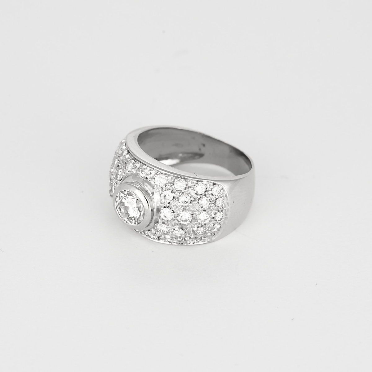 Bague jonc bombée en or blanc et diamants : 2,60 carats