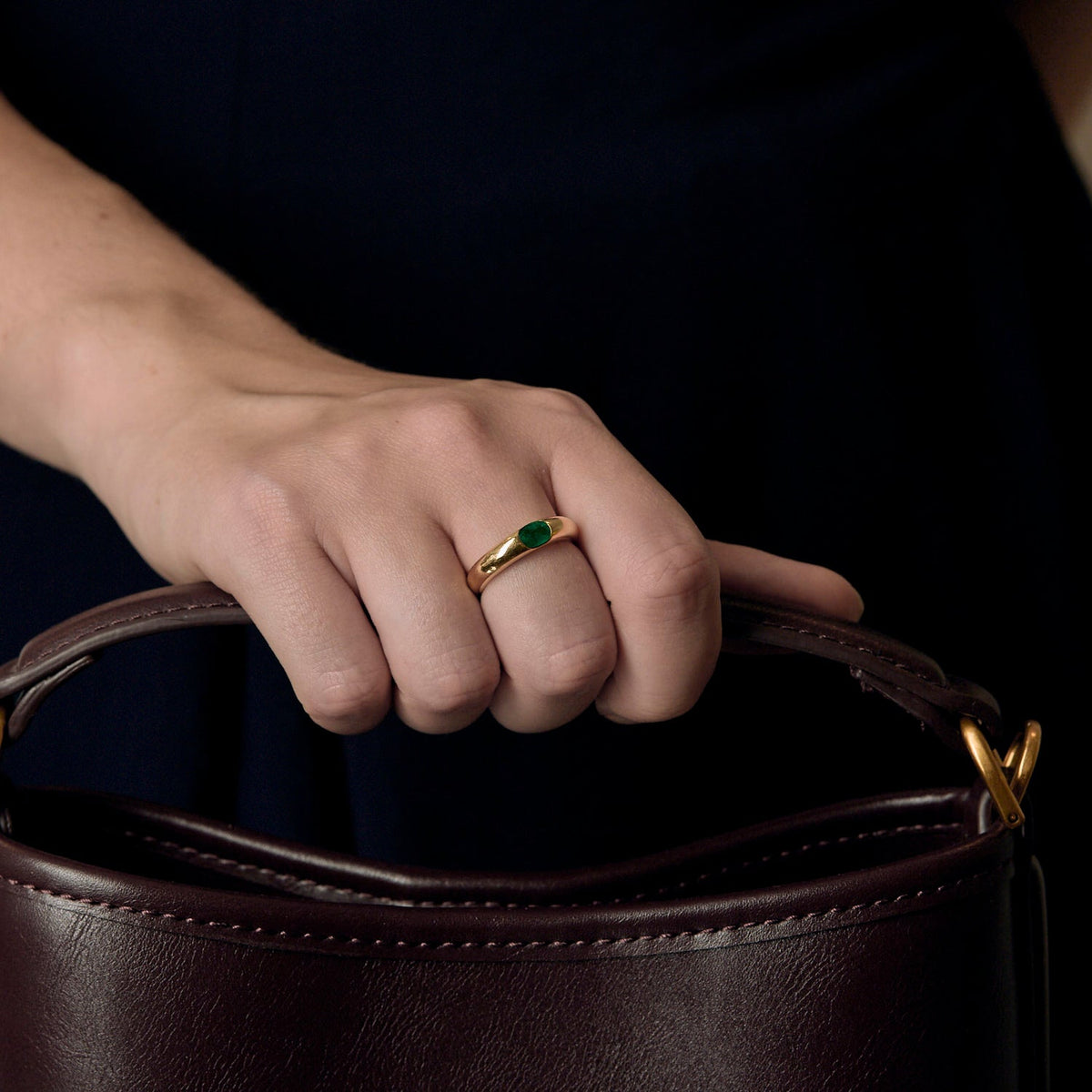 Bague jonc en or jaune et émeraude : 0,40 carat