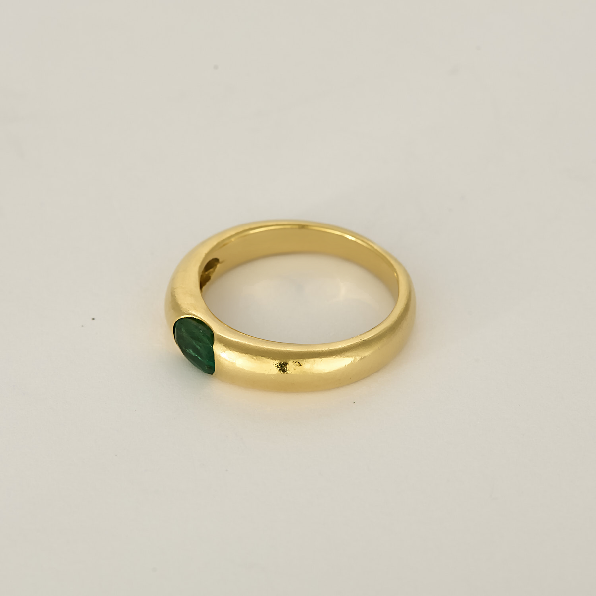 Bague jonc en or jaune et émeraude : 0,40 carat