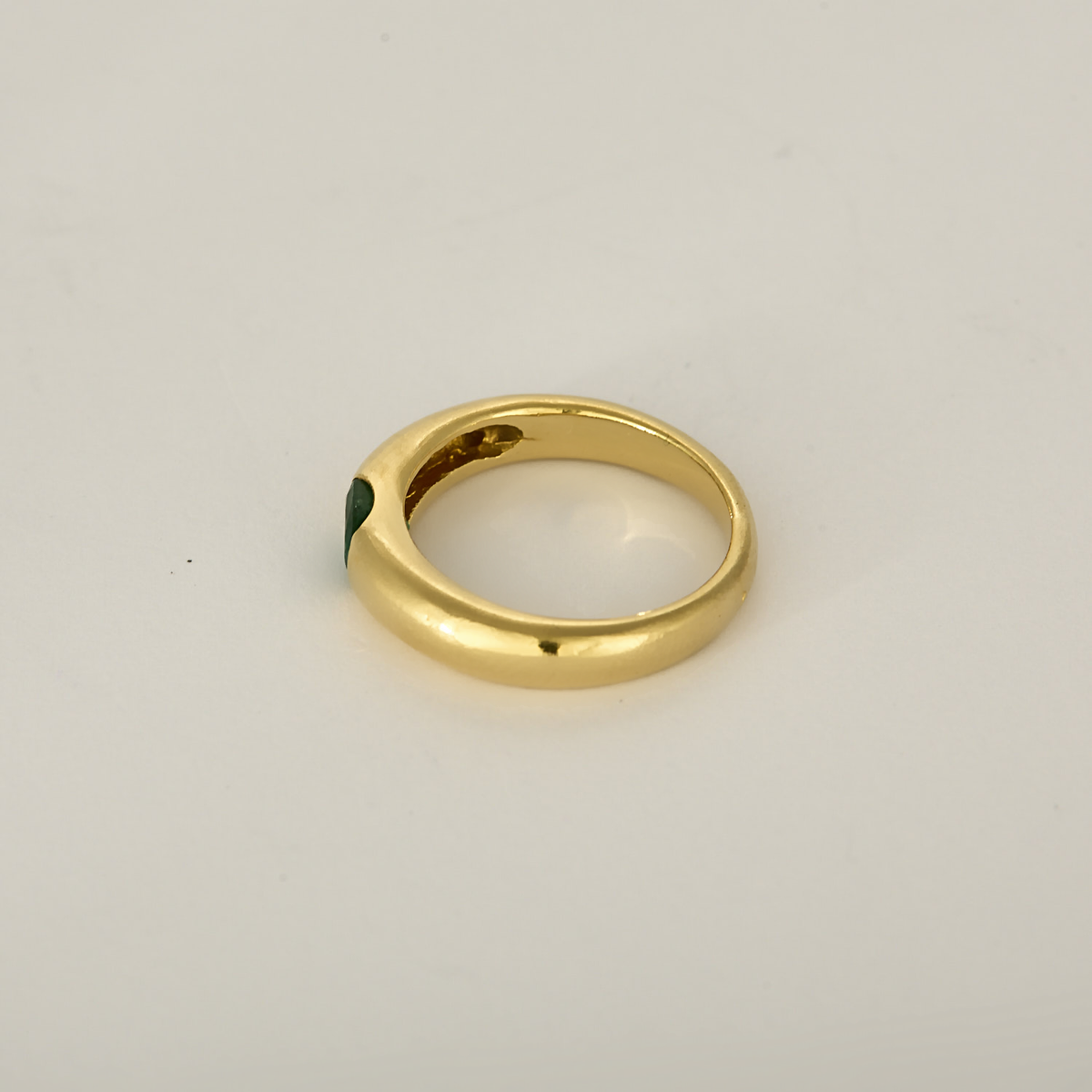 Bague jonc en or jaune et émeraude : 0,40 carat