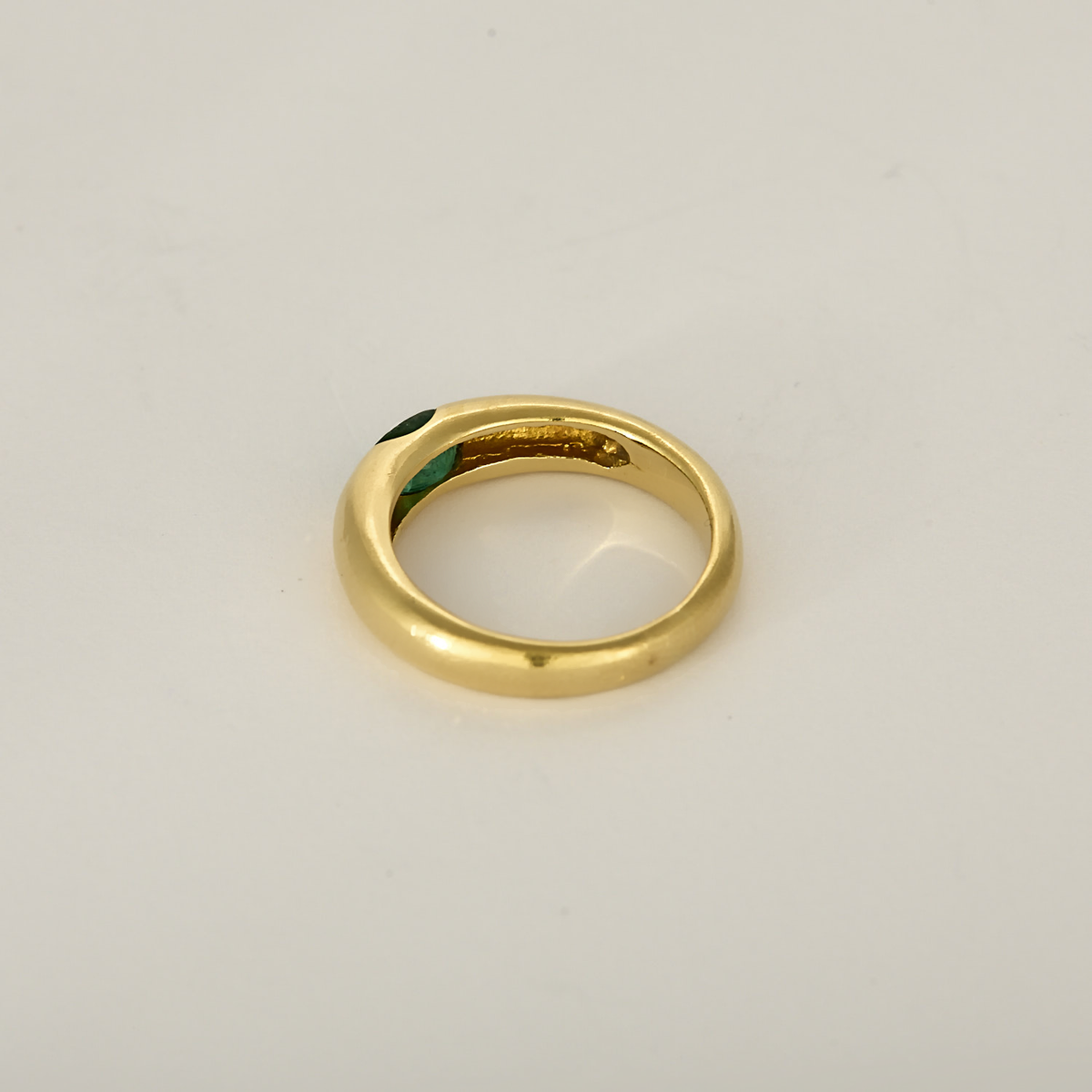 Bague jonc en or jaune et émeraude : 0,40 carat