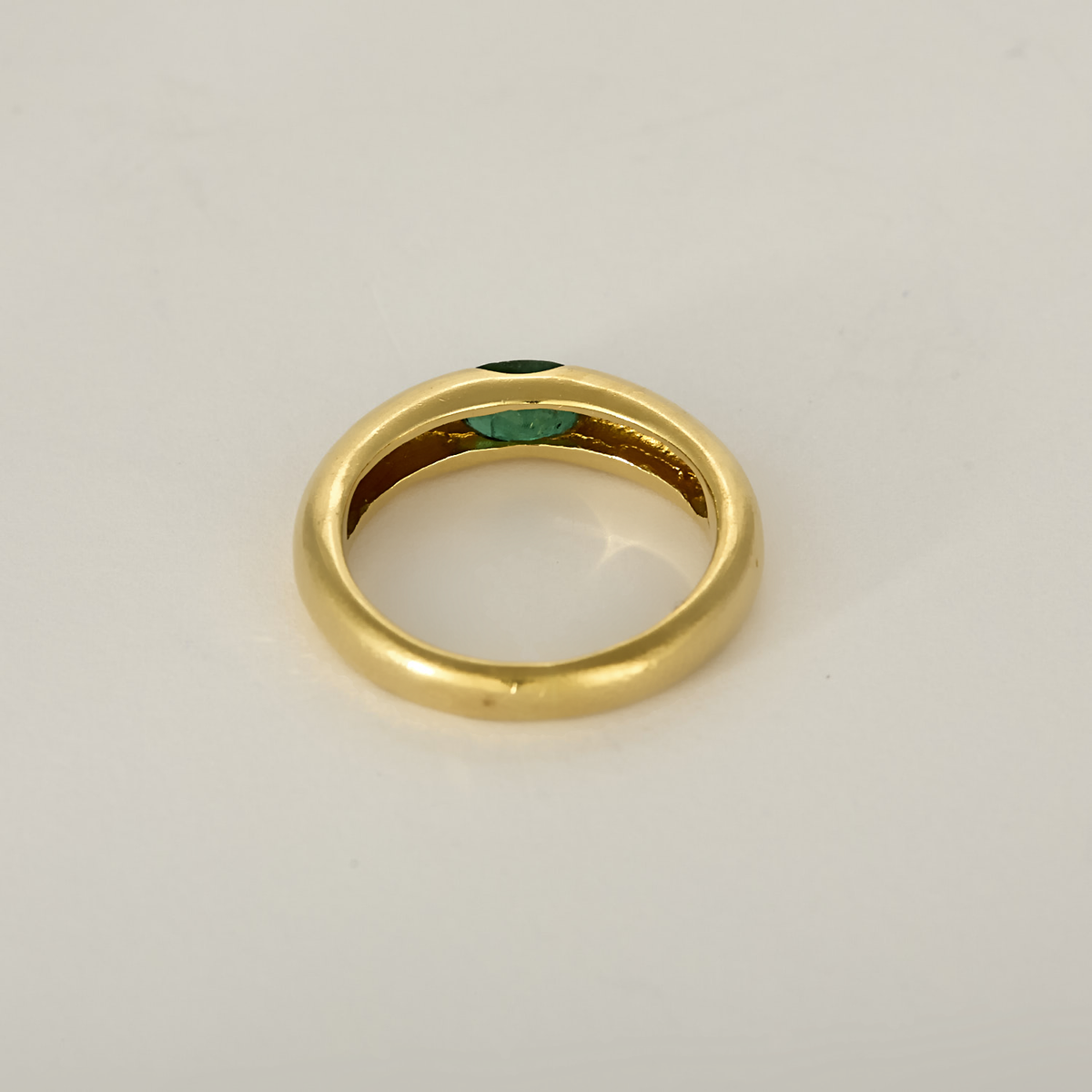 Bague jonc en or jaune et émeraude : 0,40 carat