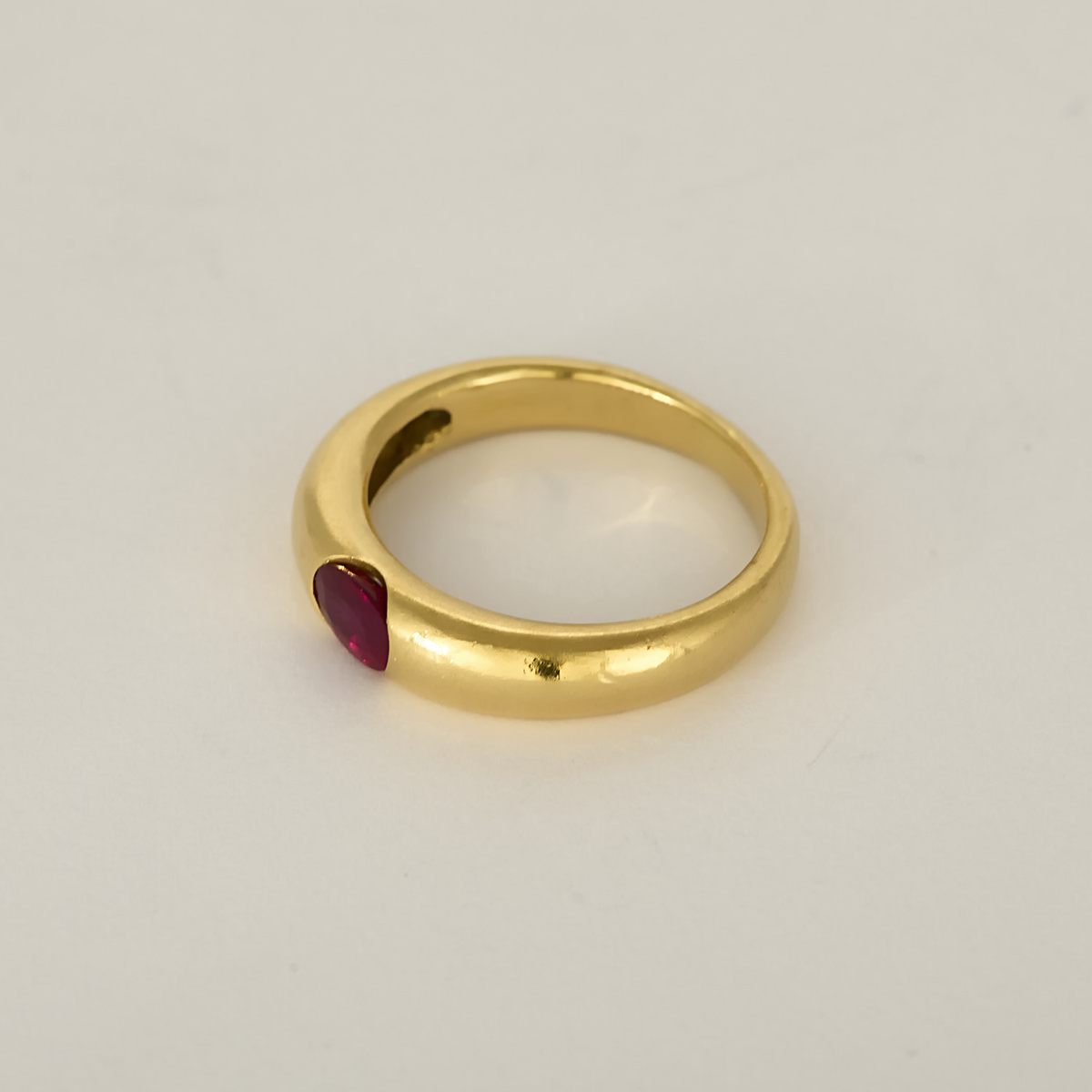 Bague jonc en or jaune et rubis : 0,45 carat