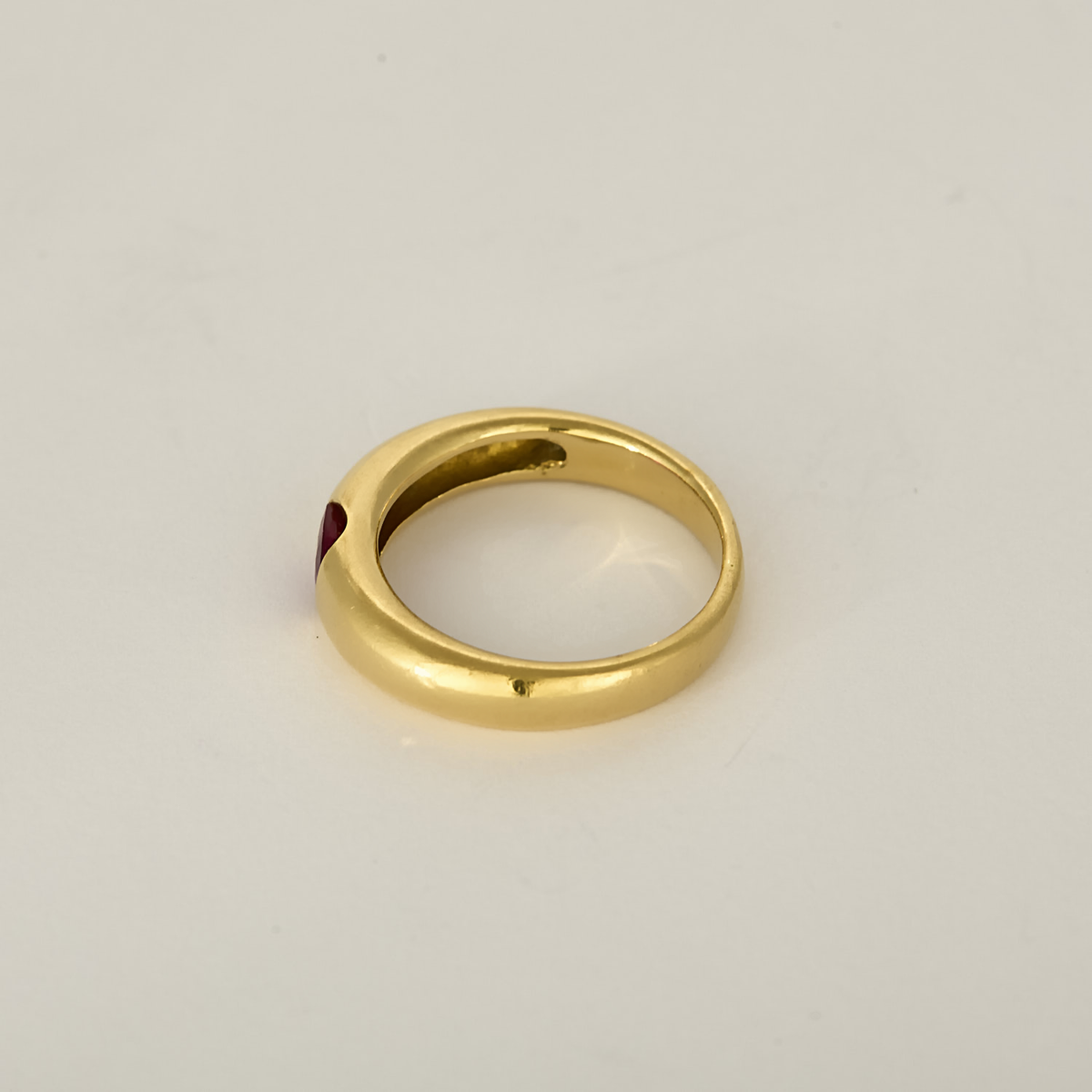 Bague jonc en or jaune et rubis : 0,45 carat