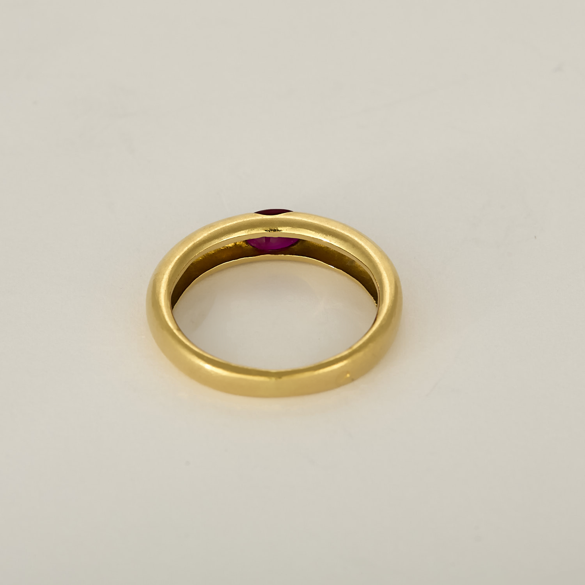 Bague jonc en or jaune et rubis : 0,45 carat
